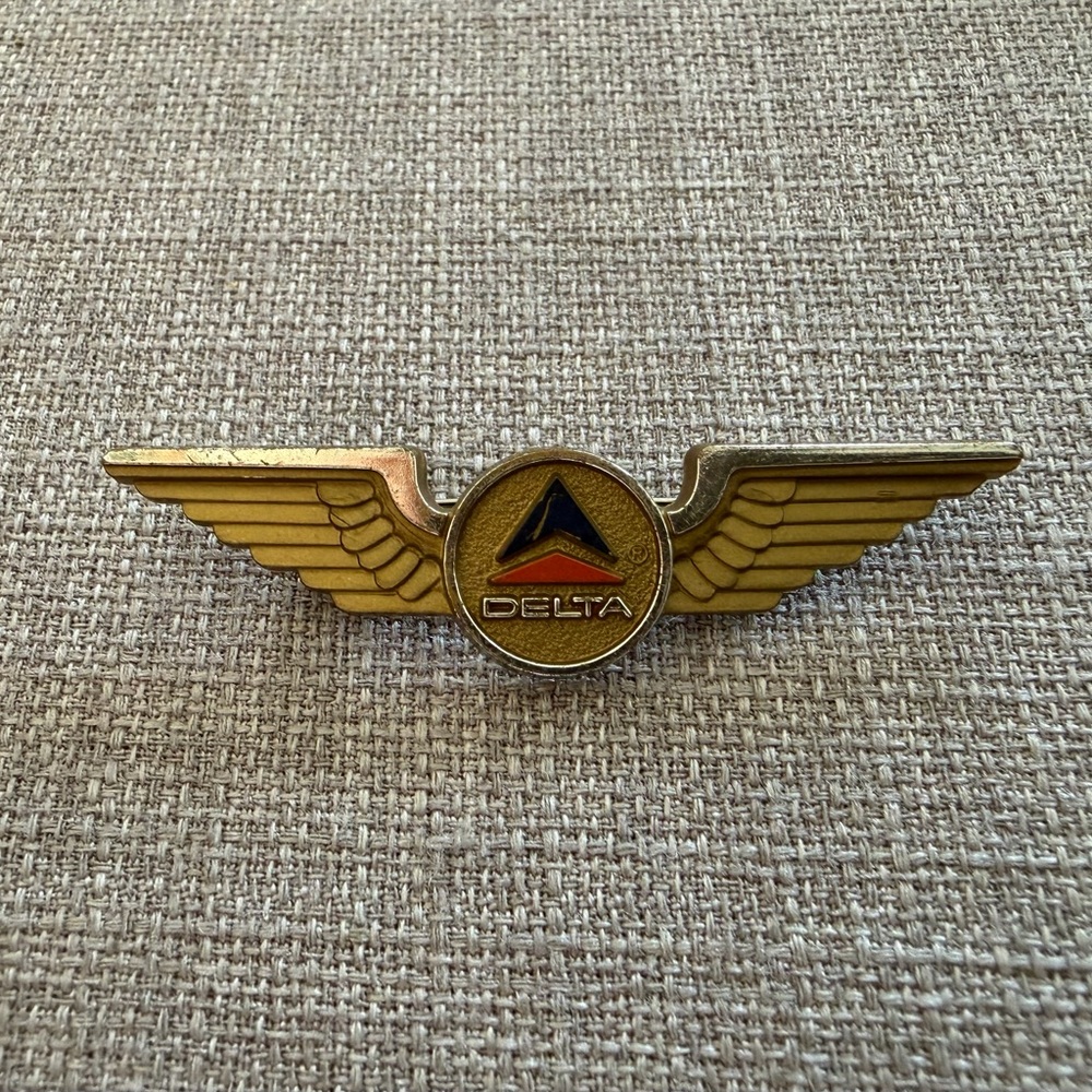 Vintage Delta Airlines Badge Pilot Wings Lapel Pin